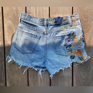 BlankNYC Jean shorts with flower embroidery